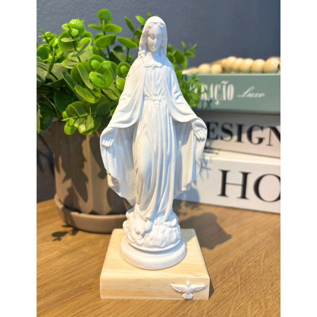 N.Sra das Graças - Pó de Mármore - 18x7 cm - Base de madeira natural com divino branco