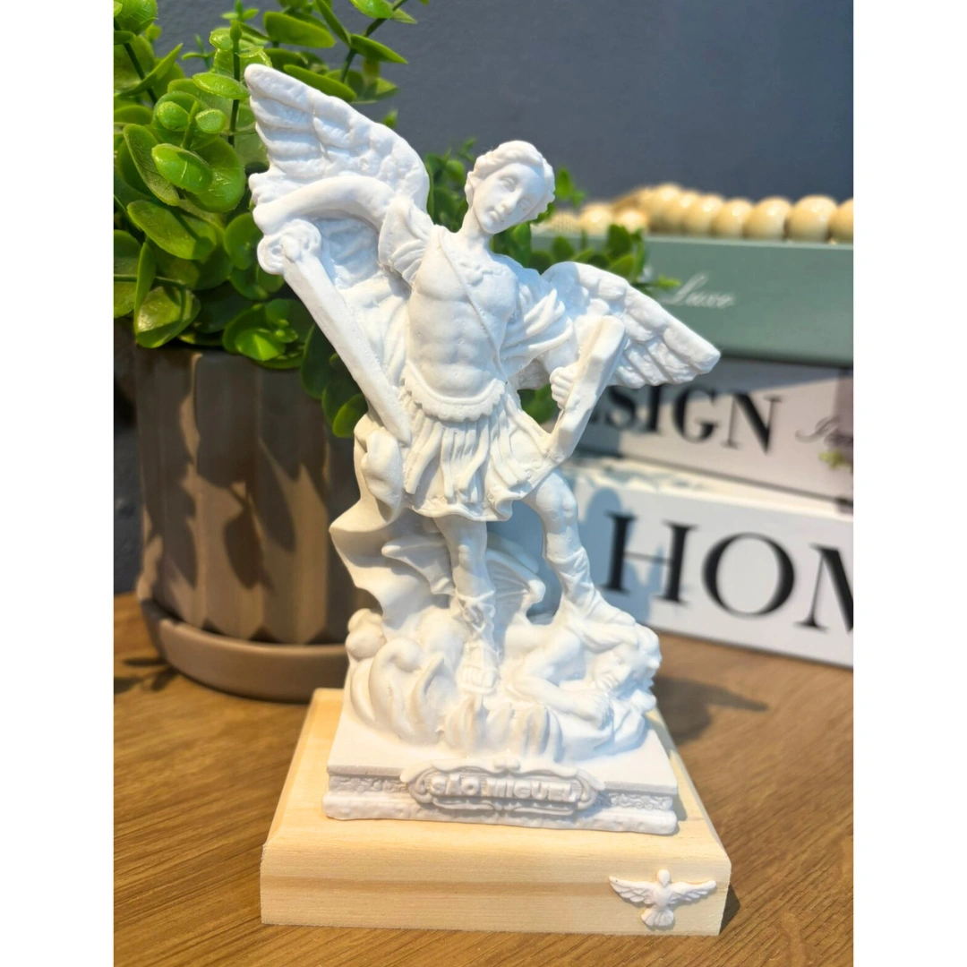 São Miguel - Pó de Mármore - 17x9 cm - Base de madeira natural com divino branco