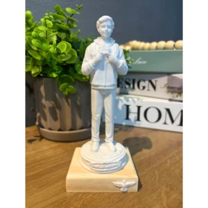 Carlo Acutis - Pó de Mármore - 17x7cm - Base de madeira natural com divino branco