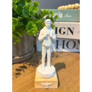 Carlo Acutis - Pó de Mármore - 12x4cm - Base de madeira natural com divino branco e resplendor banhado a ouro