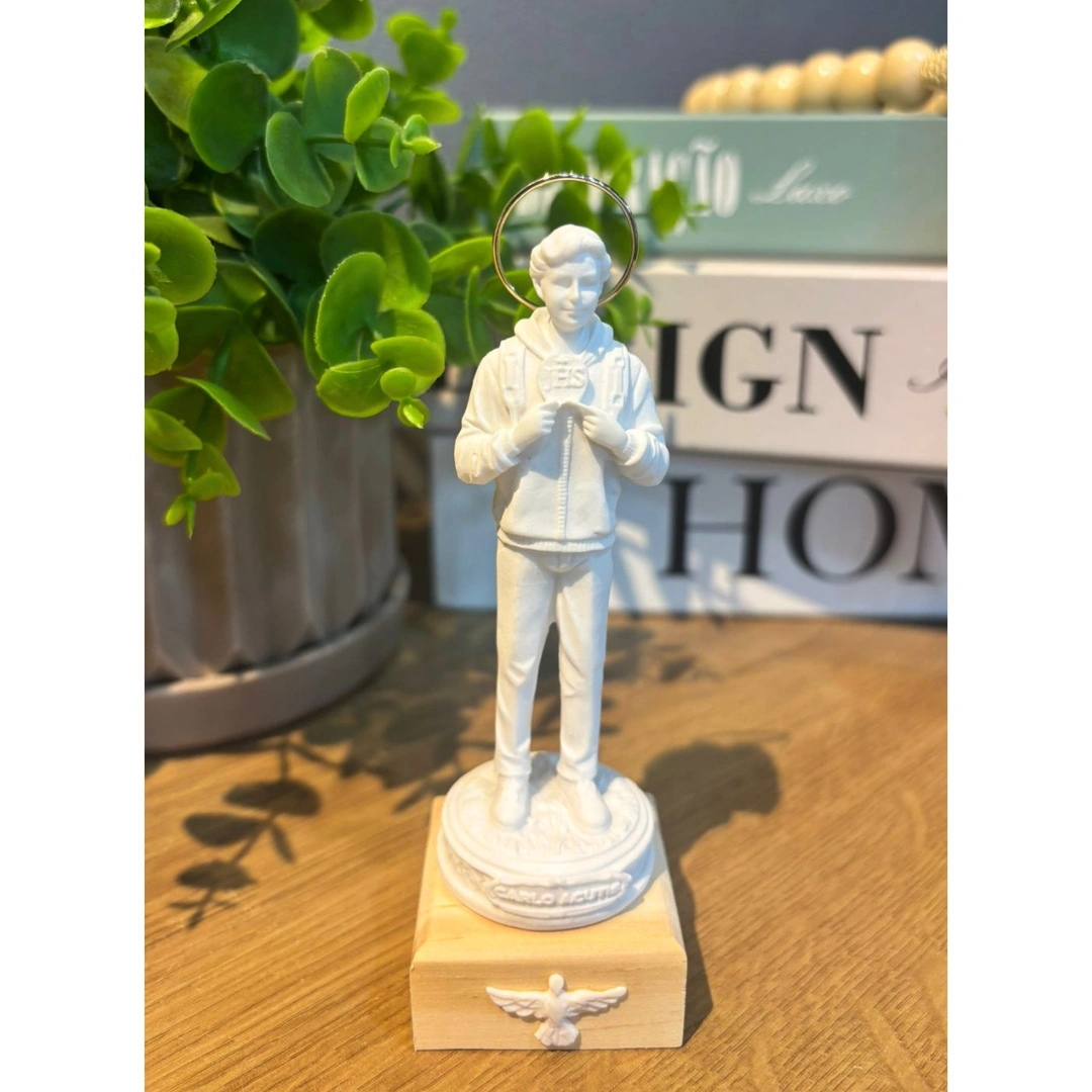 Carlo Acutis - Pó de Mármore - 12x4cm - Base de madeira natural com divino branco e resplendor banhado a ouro