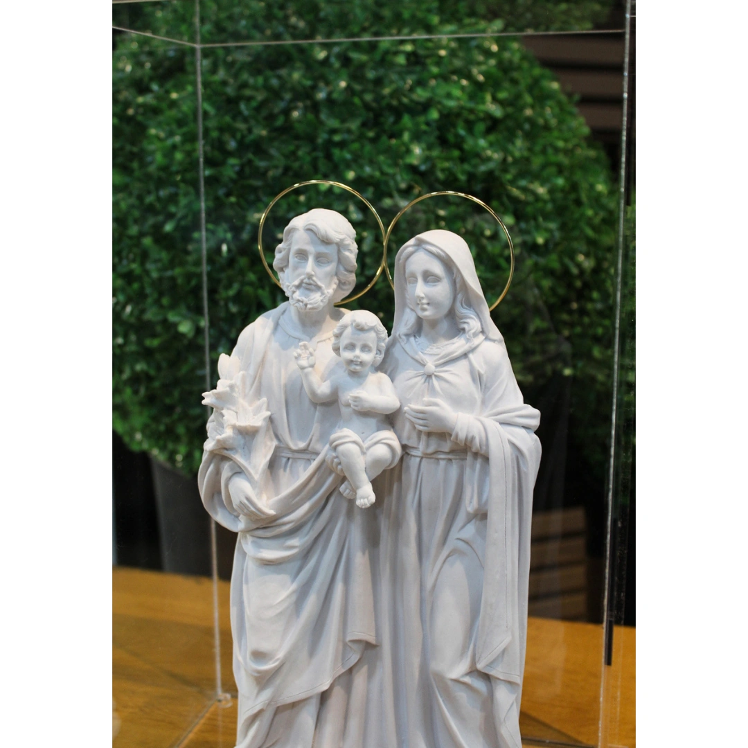 Sagrada Familia - Pó de Mármore - 30cm - com resplendor banhado a ouro e cupula de acrilico - Imagem 2