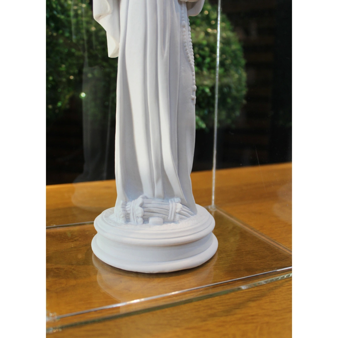 Santa Rita - Pó de Mármore - 31cm - com resplendor banhado a ouro e cupula de acrilico - Imagem 3