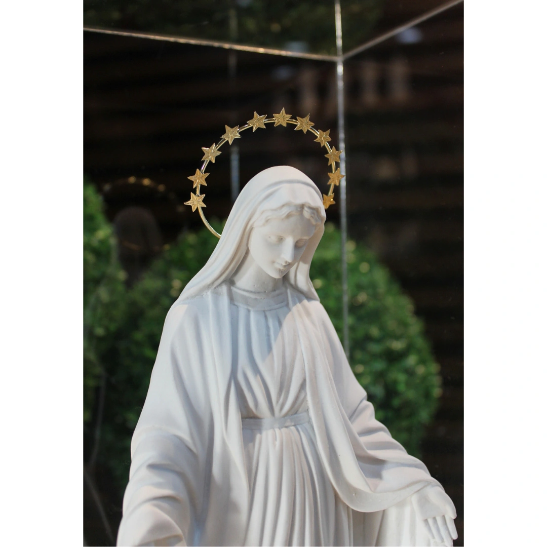 N.Sra das Graças - Pó de Mármore - 33cm - com resplendor estrelado banhado a ouro e cúpula de acrilico - Imagem 2