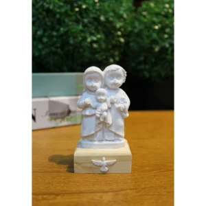 Sagrada Familia Baby - Pó de Mármore - 9,5x5cm - Base de madeira natural com divino branco