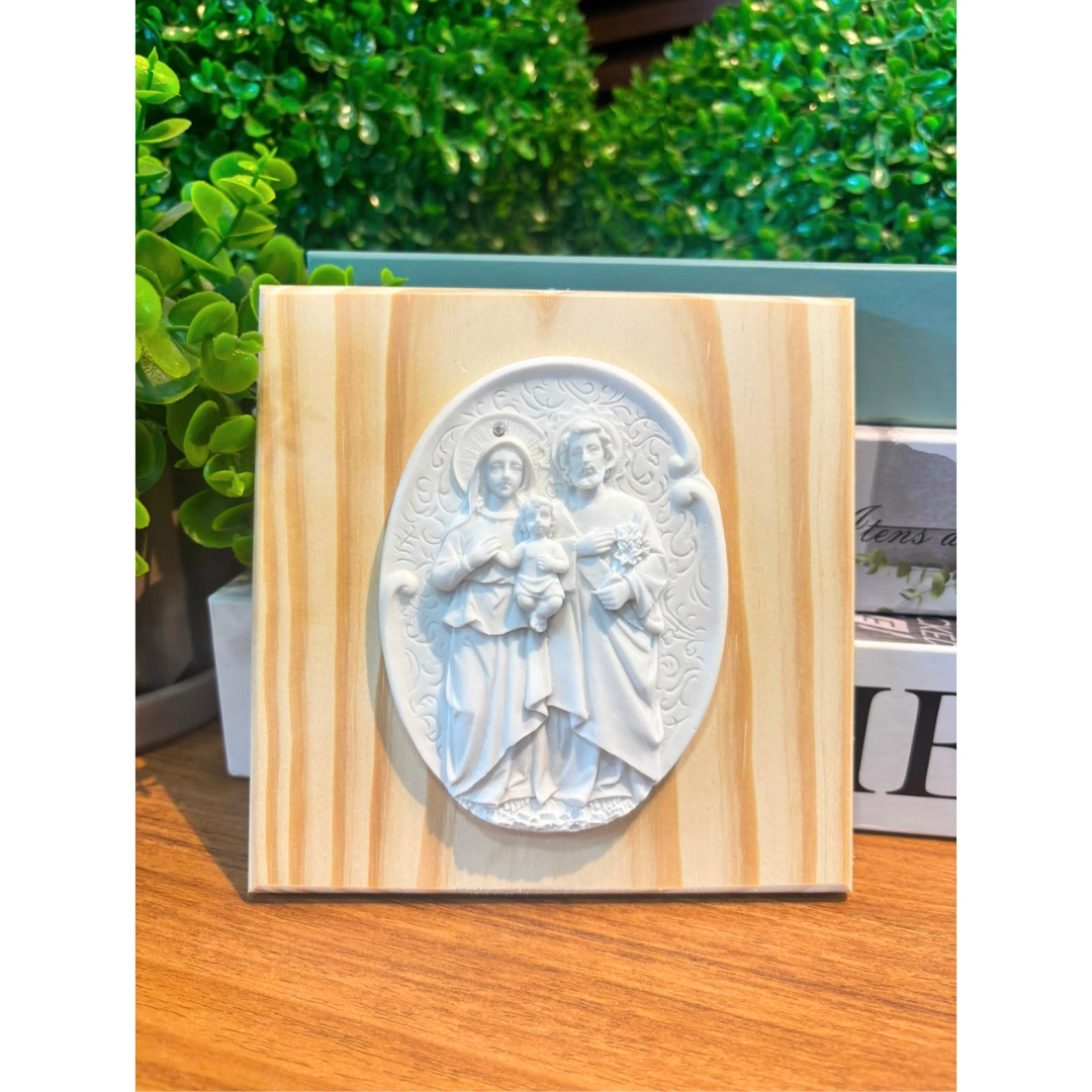 Quadro em madeira pinus com Medalha Sagrada Familia - Madeira Pinus - 14x14cm