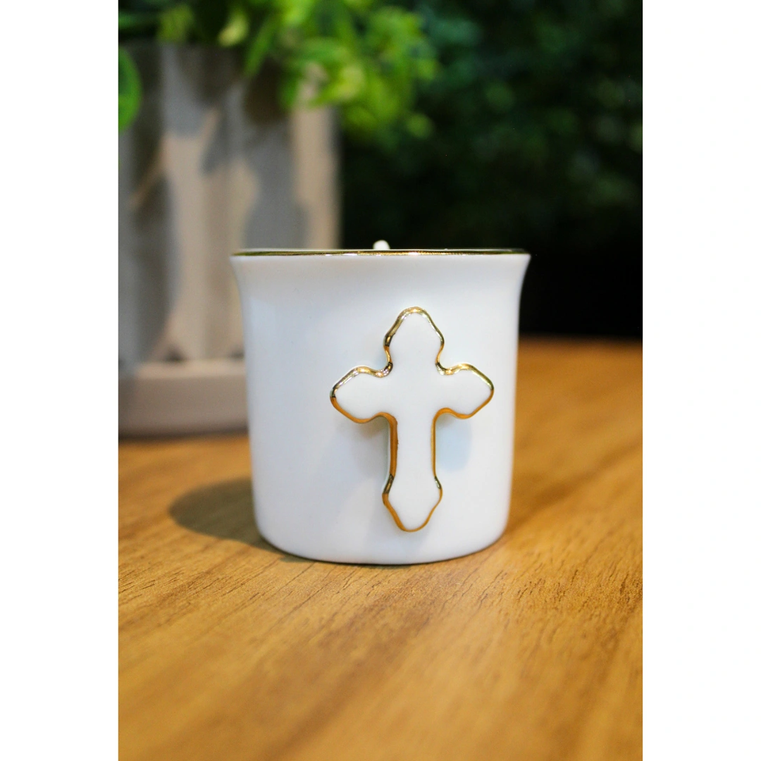 Vela Aromatica Cruz - Porcelana com detalhes em ouro/ Aroma Bamboo - 5Ax4,5Lcm - Imagem 2